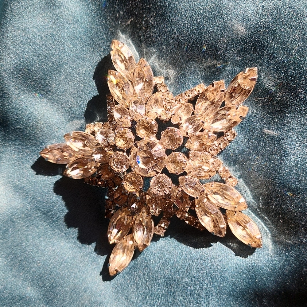 EXQUISITE VINTAGE KRAMER RHINESTONE STAR PIN